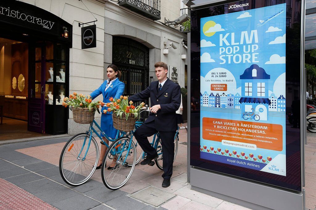 POP UP KLM: IMAGEN GRÁFICA Y AZAFATOS