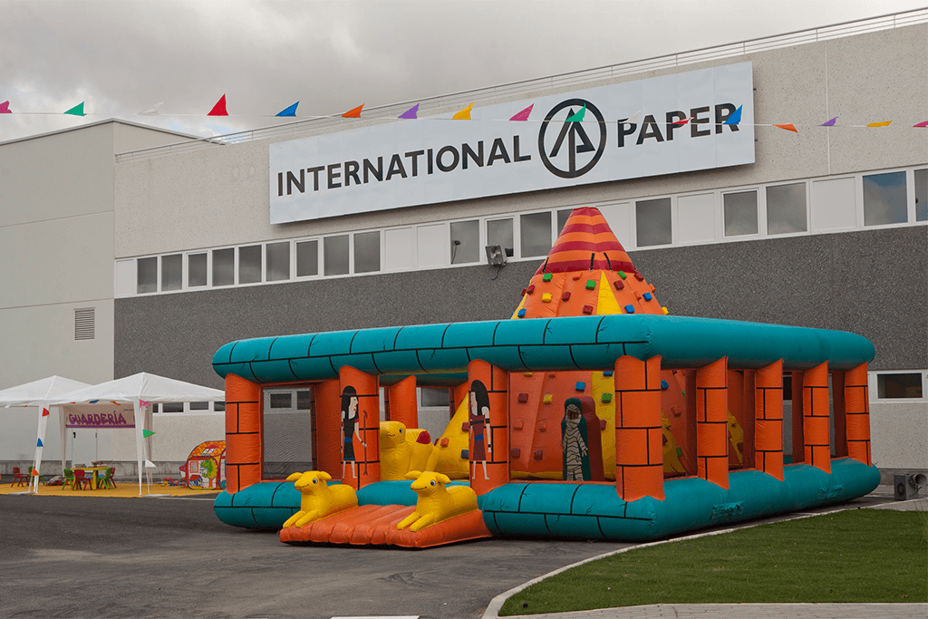 FAMILY DAY INTERNATIONAL PAPER Encuentro familiar para los nuevos empleados en la presentación de la nueva planta en Madrid de la multinacional cartonera líder en el mundo: CASTILLO HINCHABLE