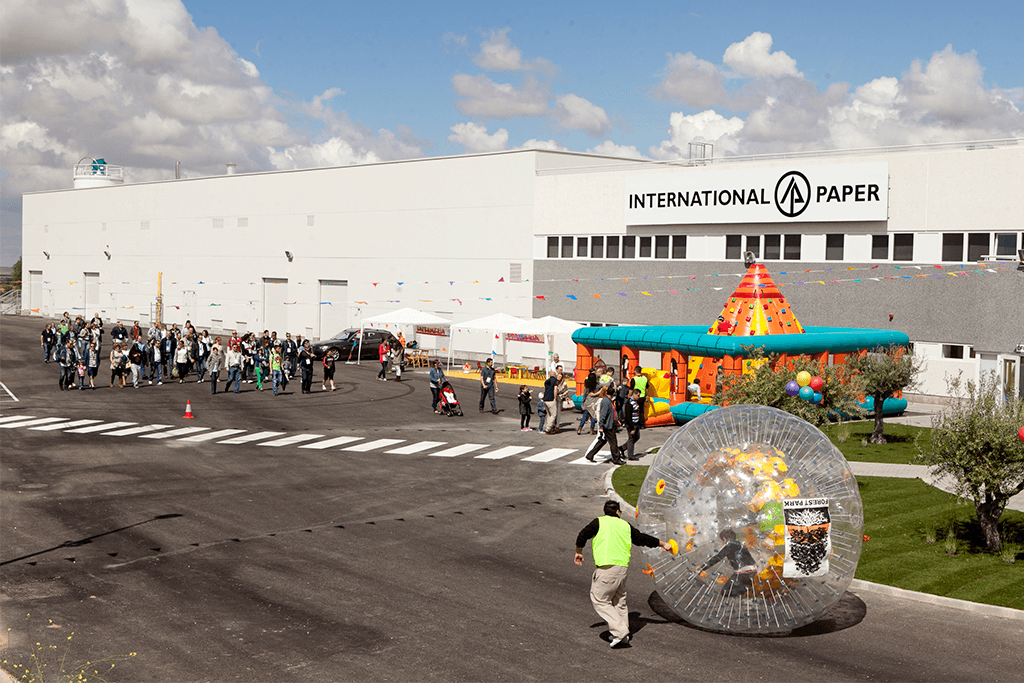 FAMILY DAY INTERNATIONAL PAPER Encuentro familiar para los nuevos empleados en la presentación de la nueva planta en Madrid de la multinacional cartonera líder en el mundo: MONTAJE EXTERIOR