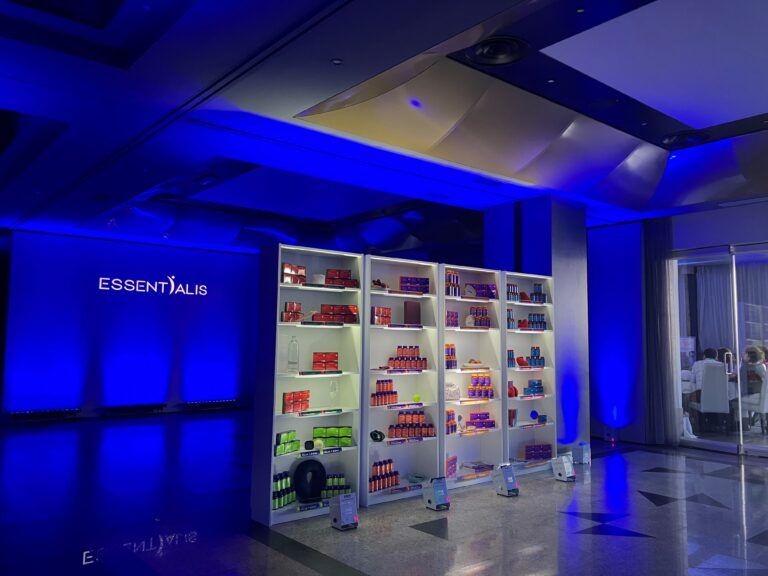 Exposición de productos con estanterías llenas de productos parte del lanzamiento de una nueva línea de productos.