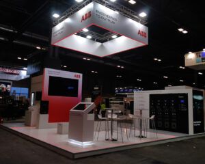 Stand de una corporación multinacional de tecnología y uno de los líderes mundiales en electrificación, automatización y robótica para feria líder para la industria de los centros de datos en España, donde se reúnen profesionales, empresas proveedoras y decisores del sector.