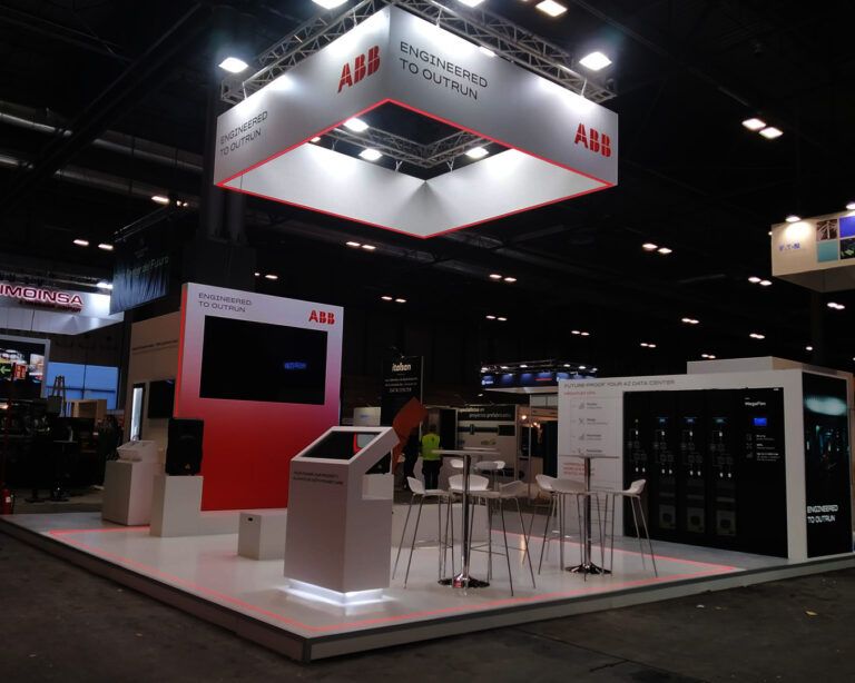 Stand de una corporación multinacional de tecnología y uno de los líderes mundiales en electrificación, automatización y robótica para feria líder para la industria de los centros de datos en España, donde se reúnen profesionales, empresas proveedoras y decisores del sector.