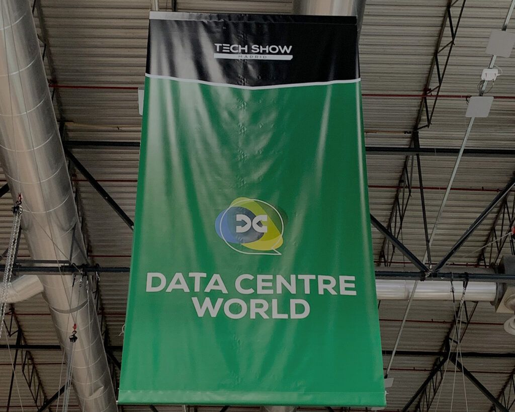 Cartel de Data Centre World, feria líder para la industria de los centros de datos en España, donde se reúnen profesionales, empresas proveedoras y decisores del sector.