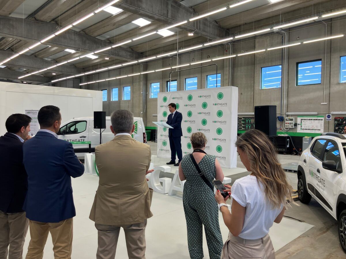 Inauguración de Northgate Renting Flexible en una sede, con un ponente hablando en un podio y asistentes de espaldas, furgonetas de la marca visibles
