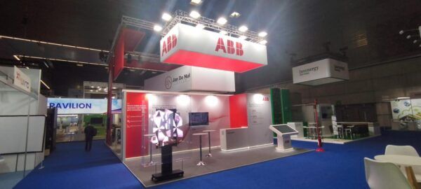 Stand de una corporación multinacional de tecnología y uno de los líderes mundiales en electrificación, automatización y robótica para feria wind europe, evento importante para la industria de la energía eólica, donde se reúnen empresas, expertos y responsables políticos para debatir sobre avances tecnológicos y políticas del sector.