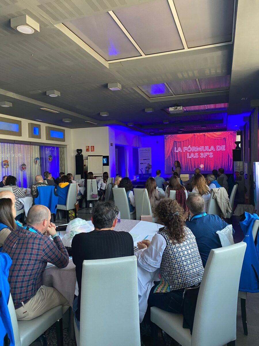 Sala de conferencias con asistentes participando en una charla titulada “La fórmula de las 3F’s”, en un ambiente profesional y colaborativo.