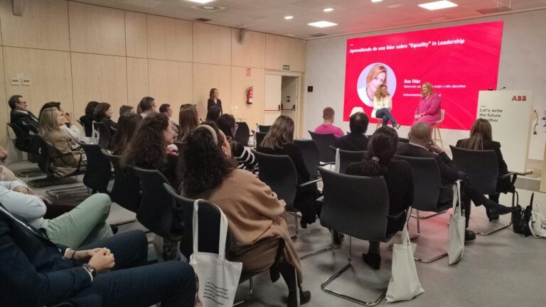 Un orador en el escenario, Eva Díaz, hablando sobre 'Equality' in Leadership (Igualdad en el Liderazgo) en un evento corporativo de ABB. Se muestra su nombre y el eslogan de la compañía en una gran pantalla roja detrás de ella.