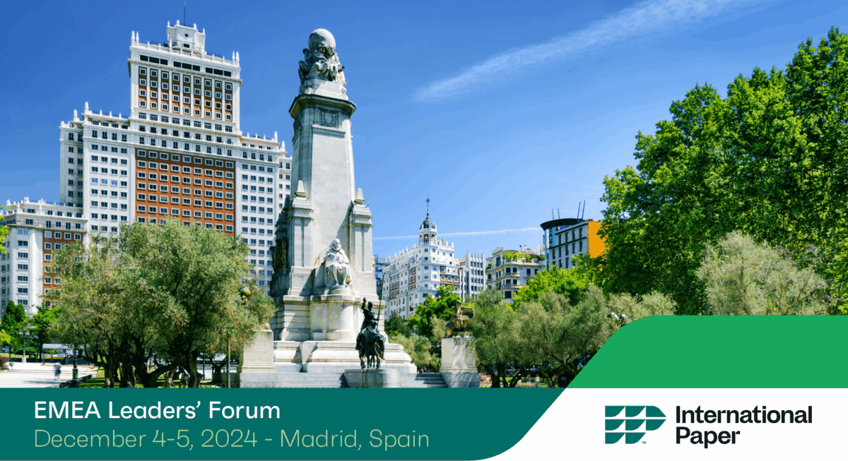 Banner del evento de International Paper, que se celebrará el 4 y 5 de diciembre de 2024 en Madrid, España. La imagen muestra el monumento a Cervantes en la Plaza de España, con edificios emblemáticos y árboles bajo un cielo despejado.”