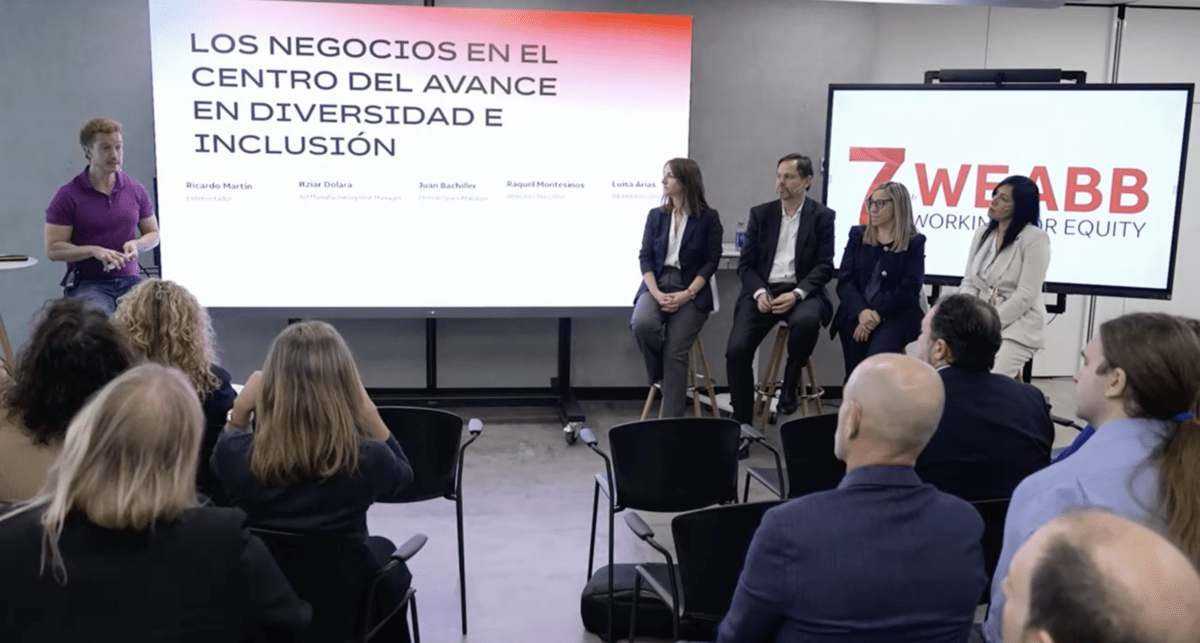 Panel de debate del evento WEABB (Working for Equity) de ABB, con ponentes en el escenario y una proyección sobre el papel de los negocios en el avance de la inclusión.