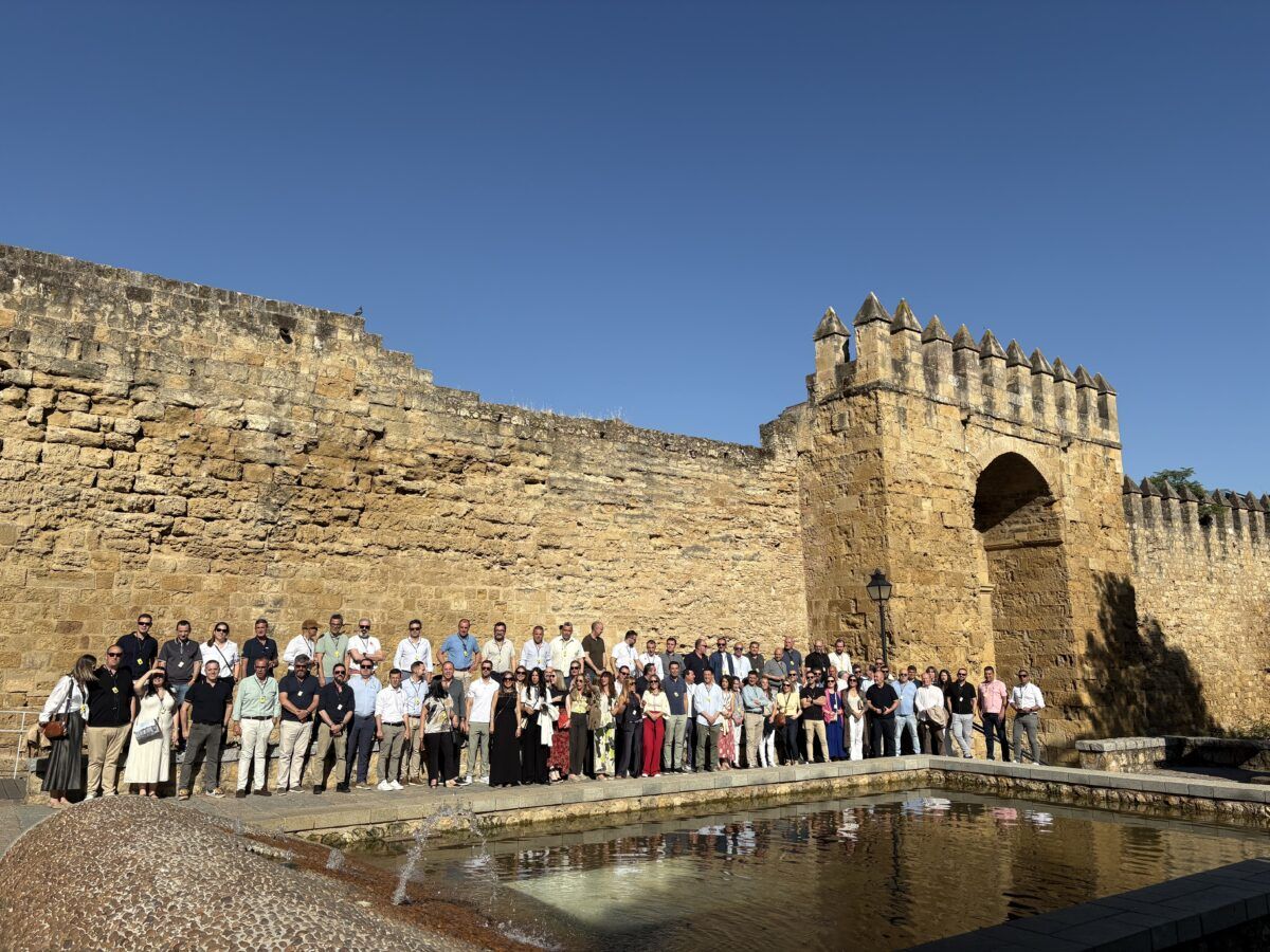 Foto grupal de los asistentes a la convención posando frente a la histórica Puerta de Almodóvar en Córdoba.