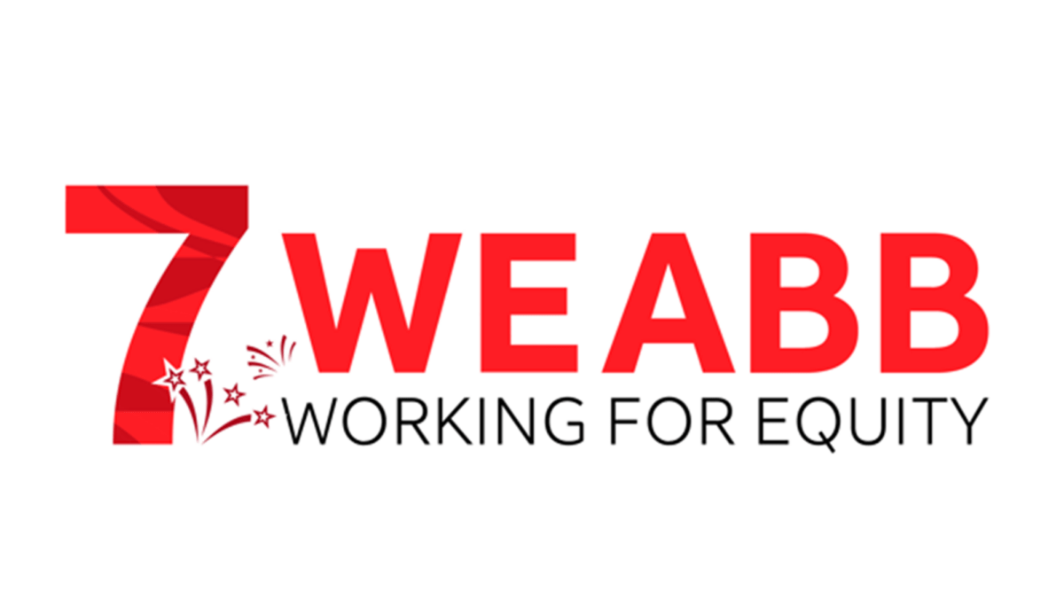 Logotipo oficial del séptimo aniversario de WEABB en color rojo sobre fondo blanco, que muestra un número 7 grande adornado con estrellas y fuegos artificiales, seguido del texto 'WEABB WORKING FOR EQUITY'.